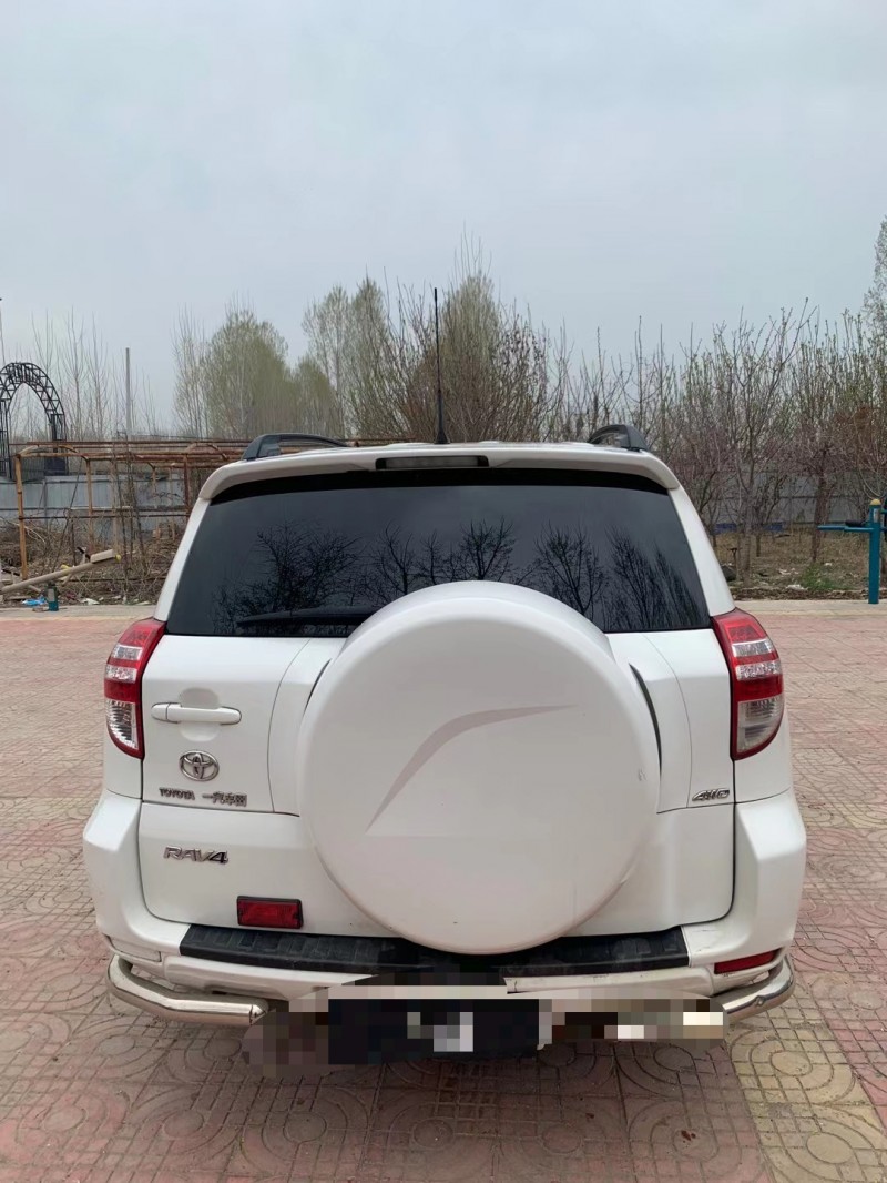 济宁13年丰田RAV44