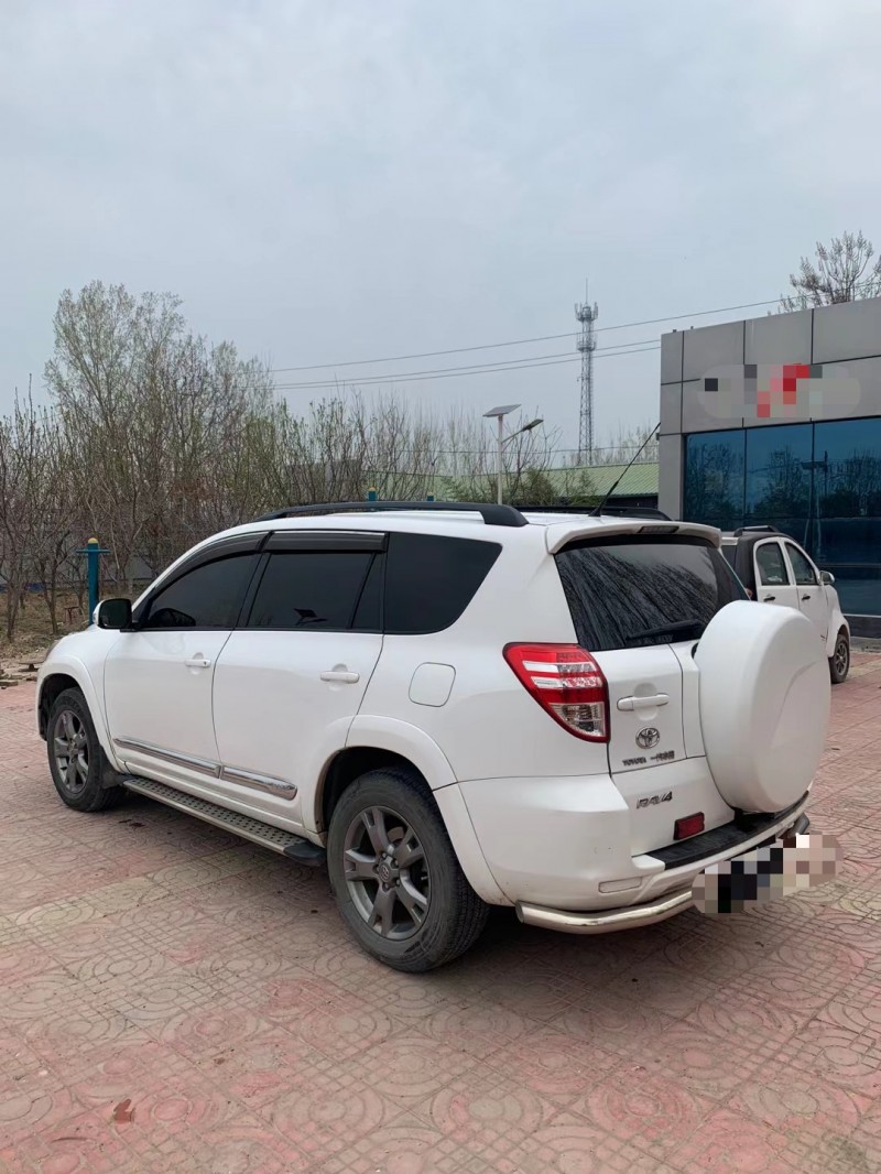 济宁13年丰田RAV46