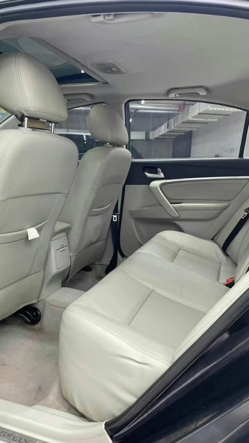 成都15年吉利帝豪8