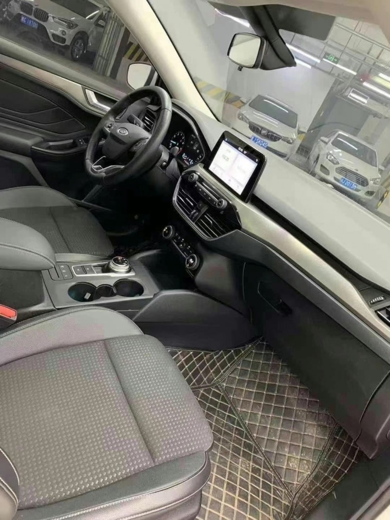 成都20年福特福克斯7