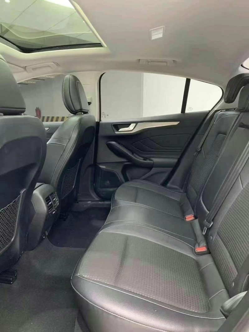 成都20年福特福克斯8