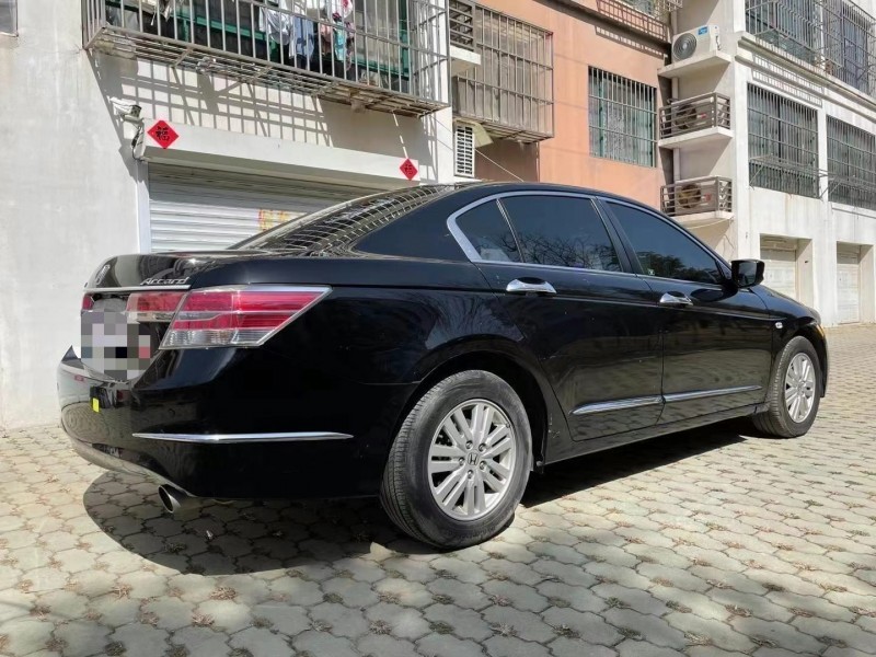 青岛13年本田雅阁3