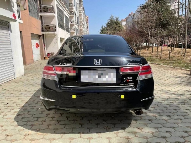 青岛13年本田雅阁1