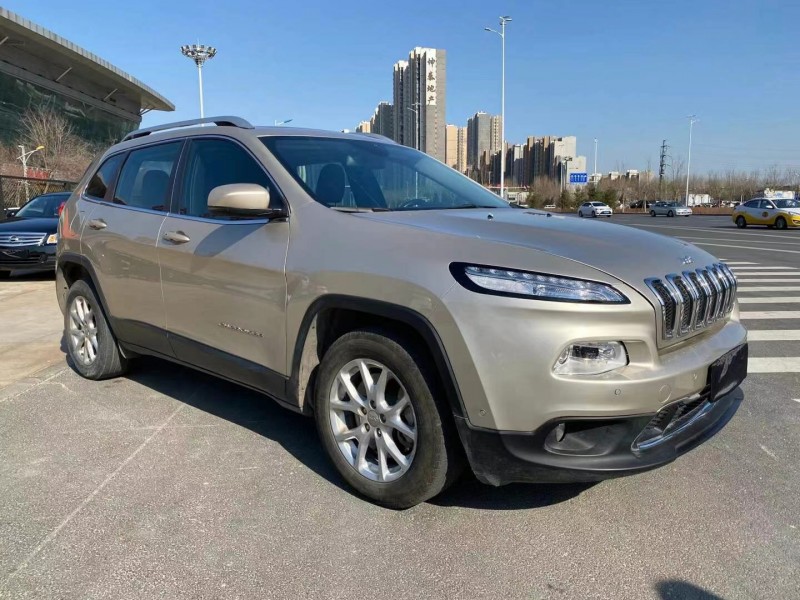沈陽16年Jeep自由光2