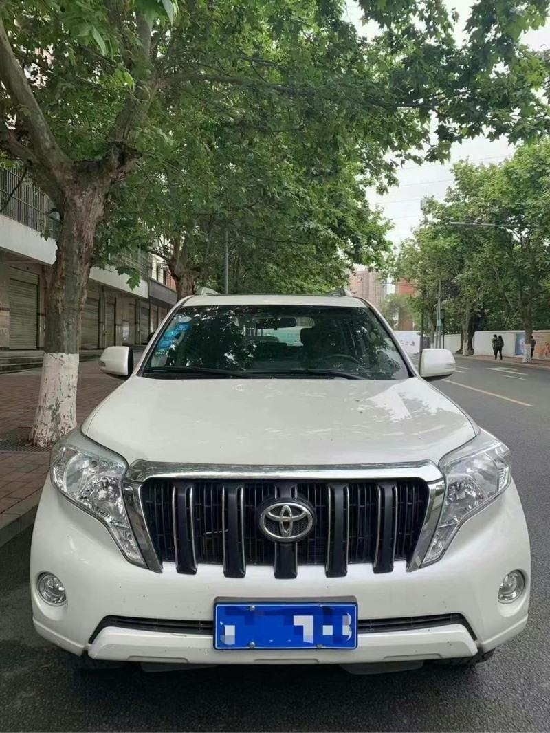 成都17年丰田普拉多1