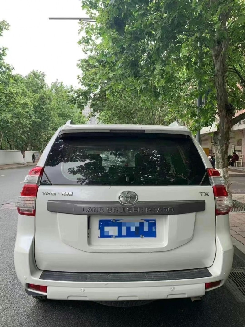 成都17年丰田普拉多9