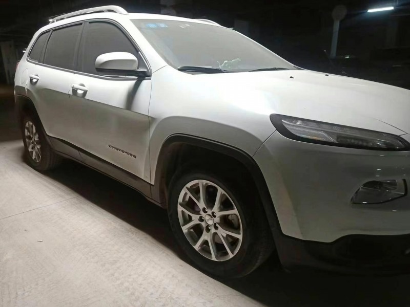 延安18年Jeep自由光2