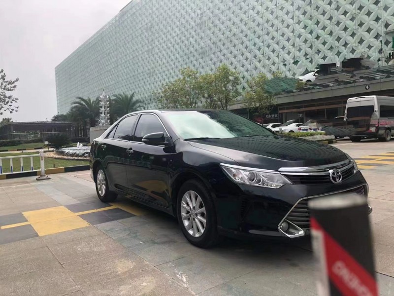 武汉17年丰田凯美瑞5