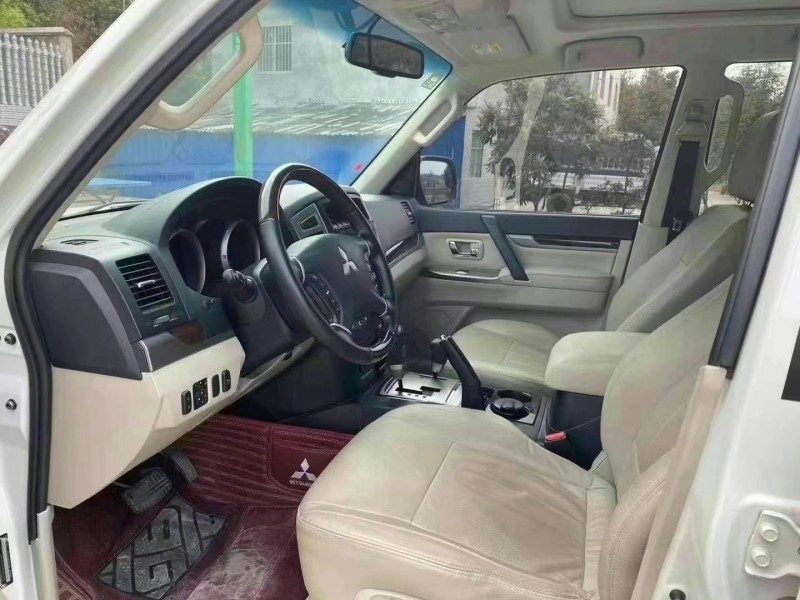 武汉20年三菱帕杰罗6