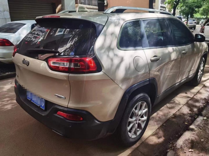 宜昌17年Jeep自由光7