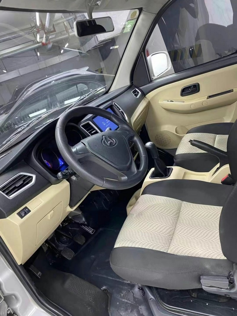 成都20年长安汽车新豹MINI6