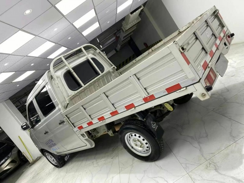 成都20年长安汽车新豹MINI2