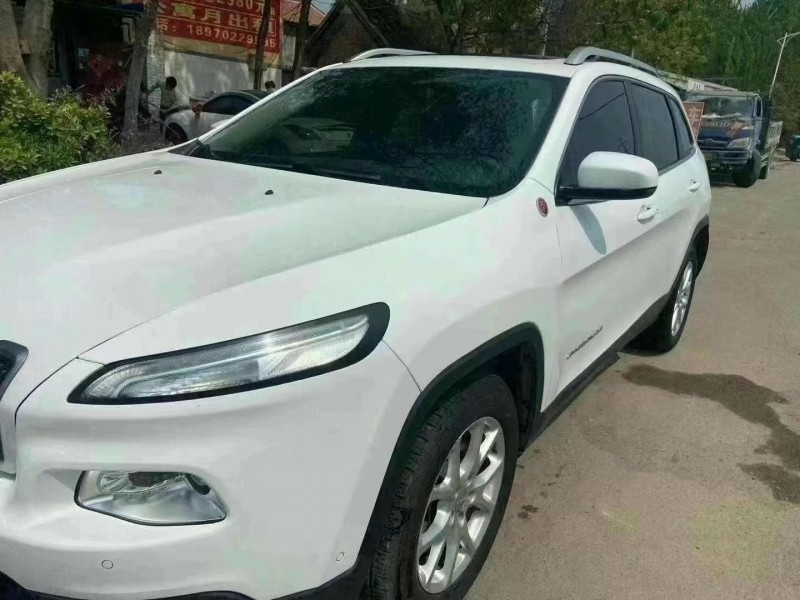 濟寧16年Jeep自由光2