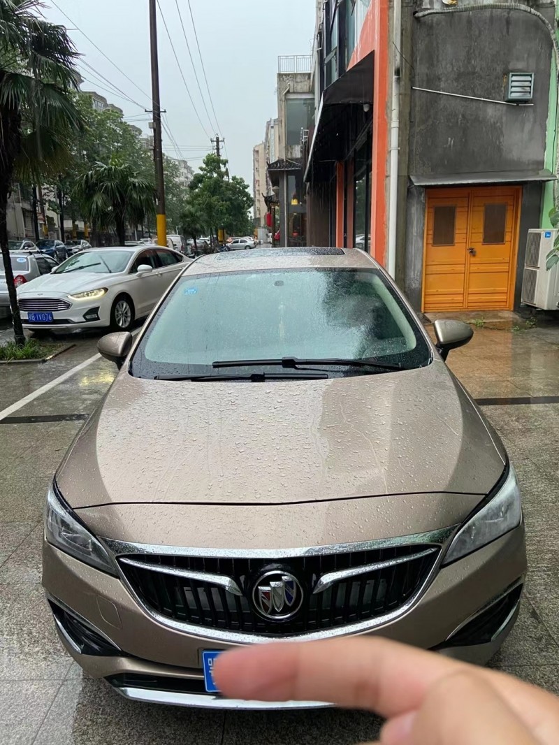 武汉17年别克威朗1