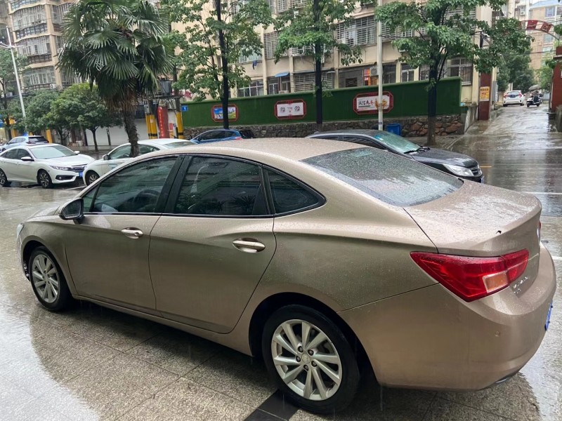 武汉17年别克威朗6