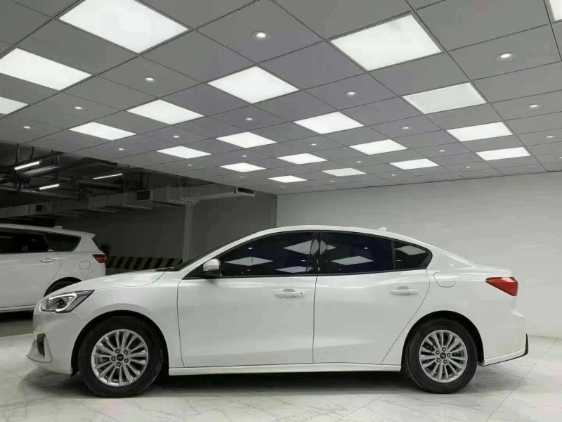 成都20年福特福克斯7