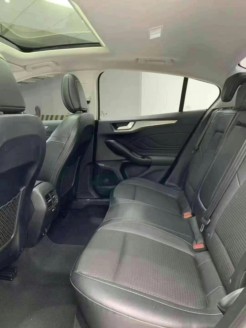 成都20年福特福克斯3