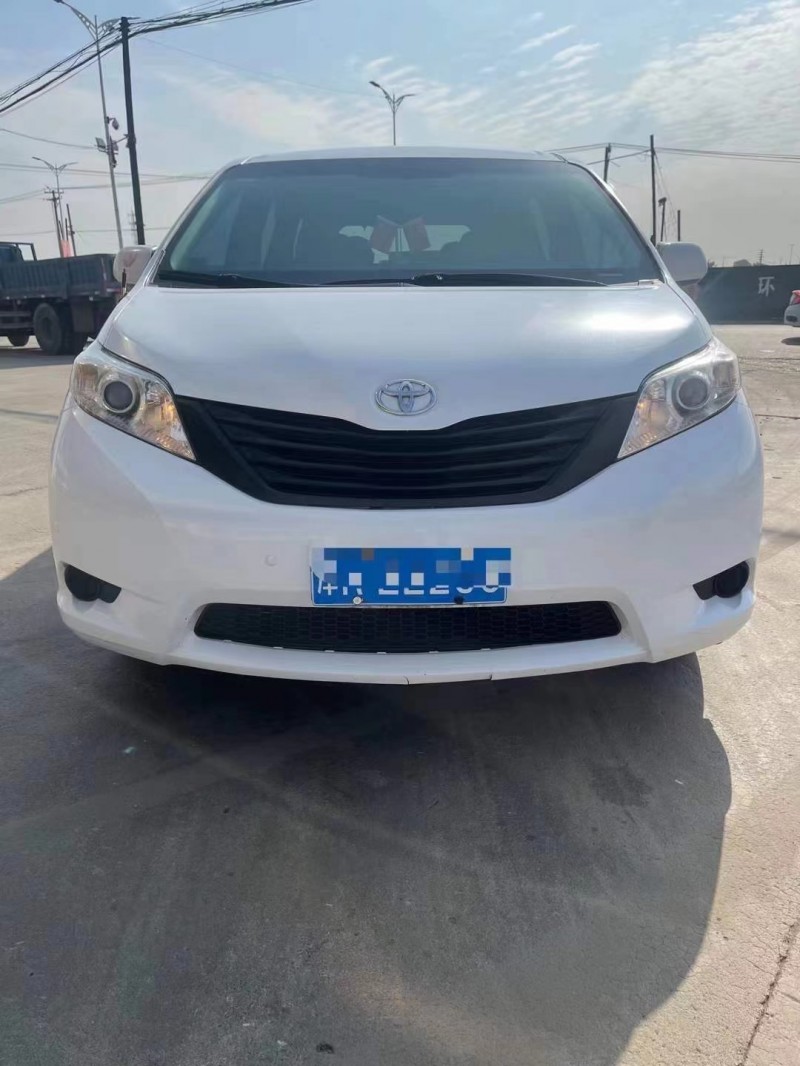保定14年丰田塞纳3