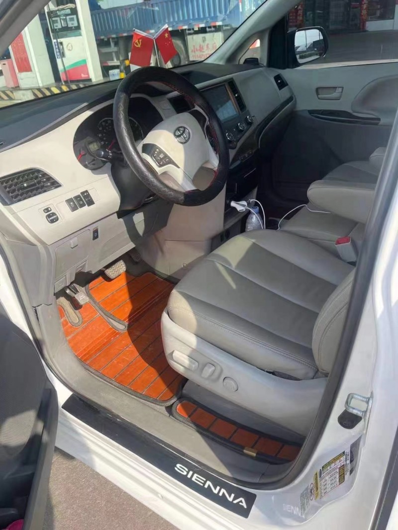 保定14年丰田塞纳9