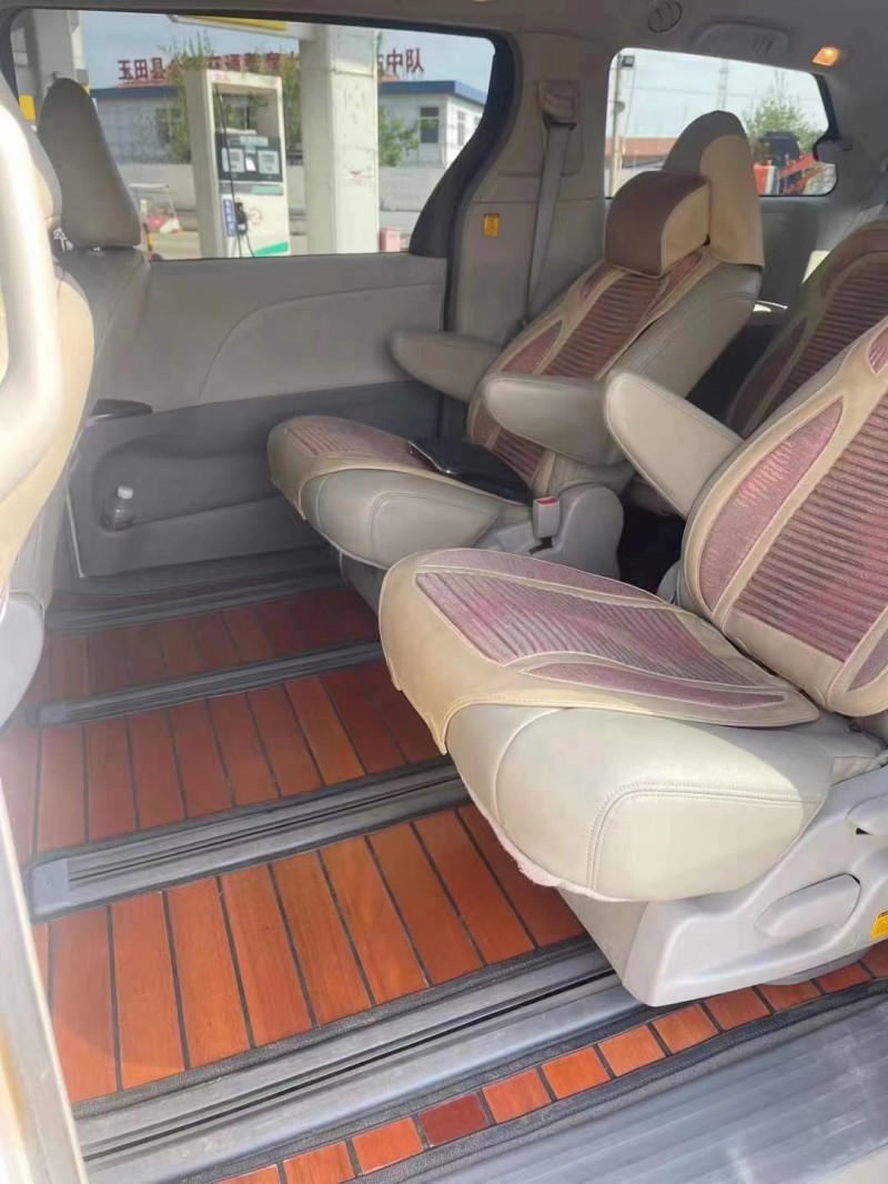 保定14年丰田塞纳8