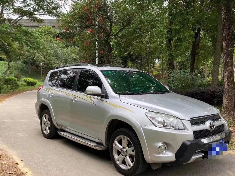 广州13年丰田RAV42