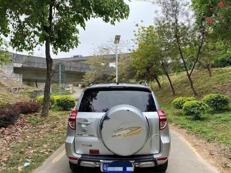 广州13年丰田RAV43