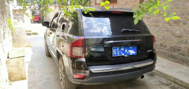 黃山17年Jeep指南者8