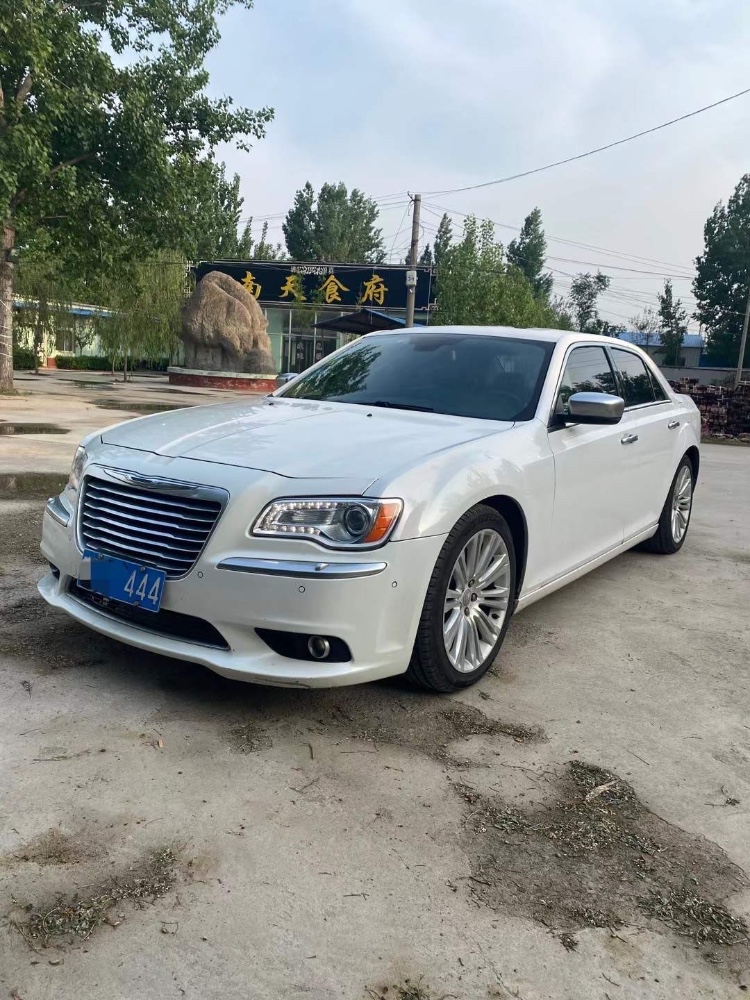 聊城12年克萊斯勒300C8