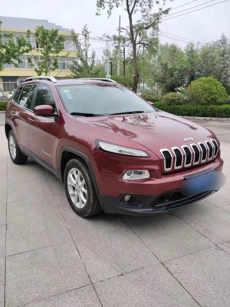東營17年Jeep自由光8