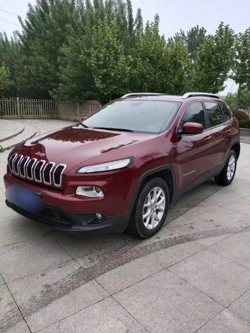 東營17年Jeep自由光7