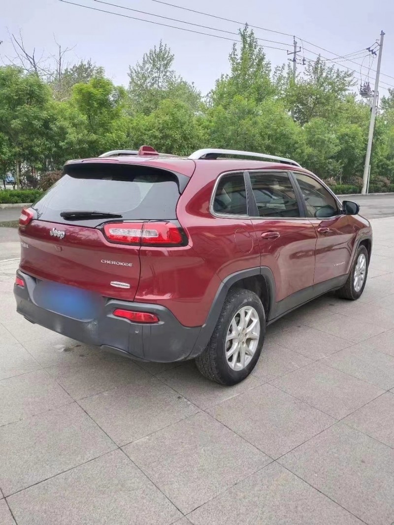 東營17年Jeep自由光4