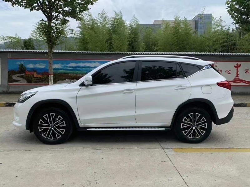 保定18年比亚迪宋新能源5