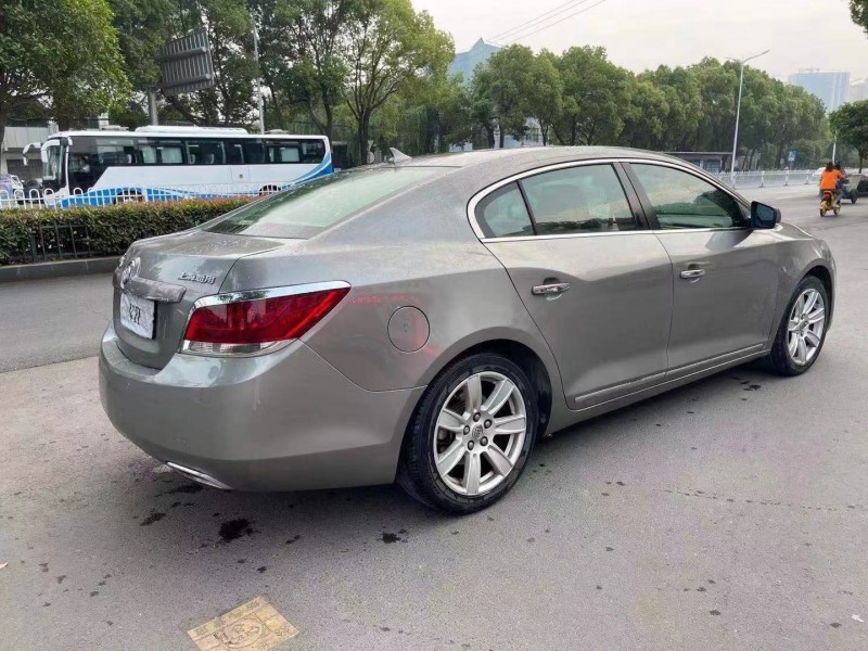 武汉10年别克君越4