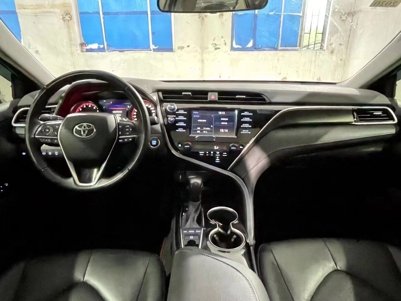 青岛18年丰田凯美瑞5