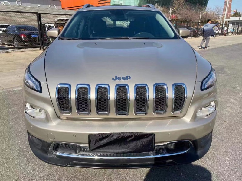 沈陽16年Jeep自由光1