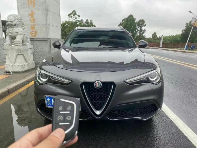 貴陽18年阿爾法·羅密歐Stelvio9