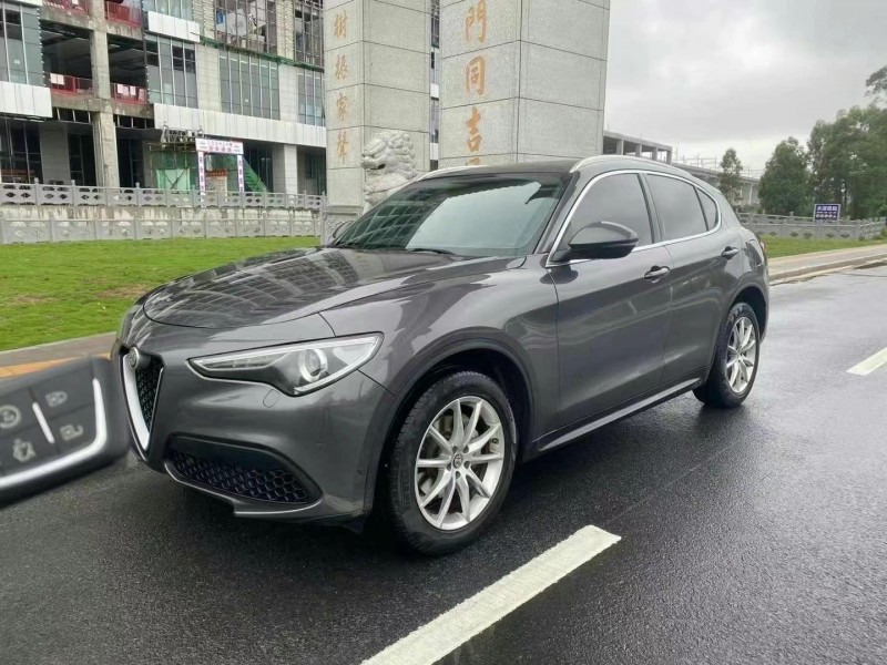 貴陽18年阿爾法·羅密歐Stelvio8