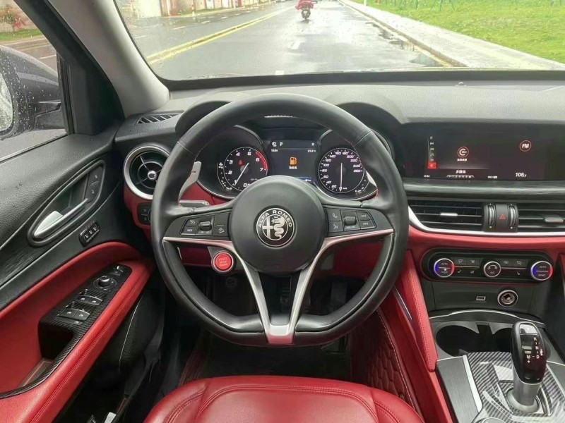 貴陽18年阿爾法·羅密歐Stelvio6