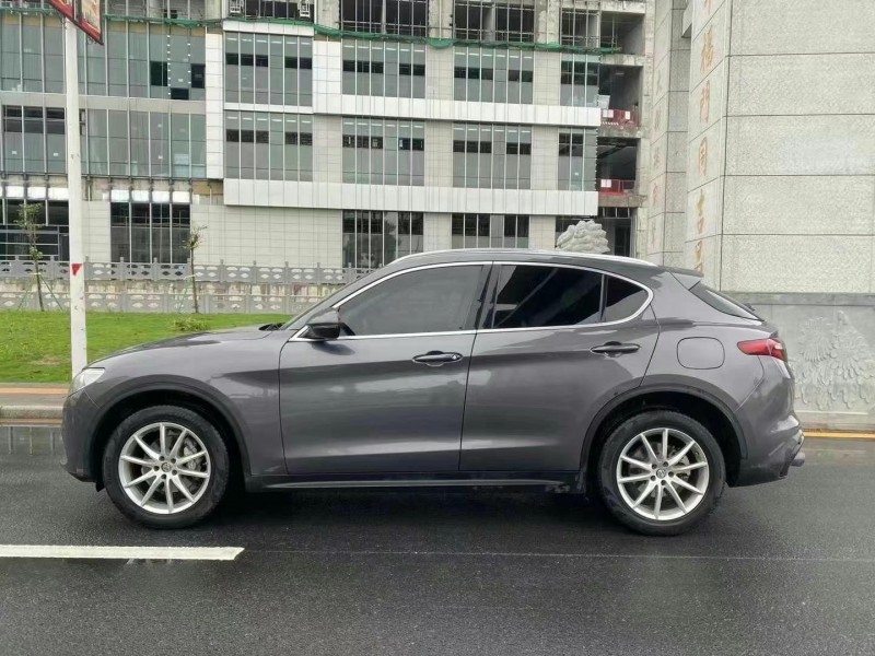 貴陽18年阿爾法·羅密歐Stelvio2
