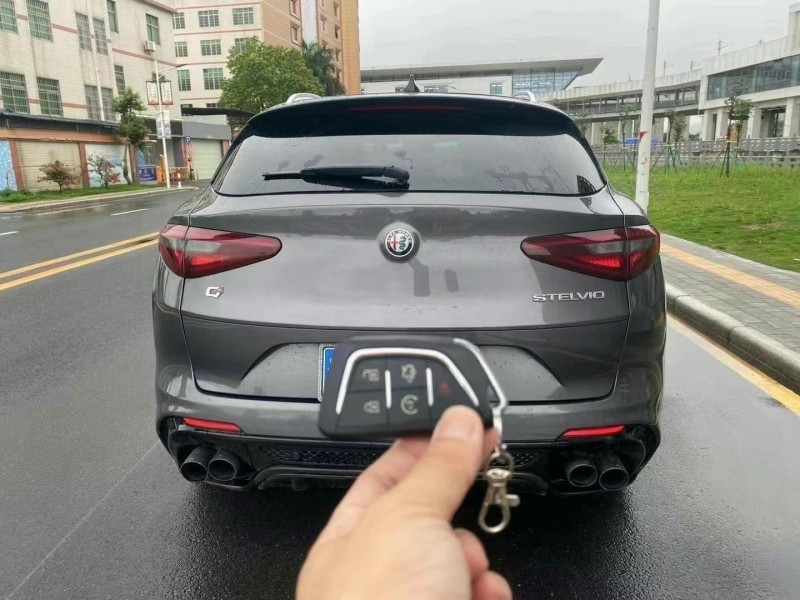 貴陽18年阿爾法·羅密歐Stelvio1
