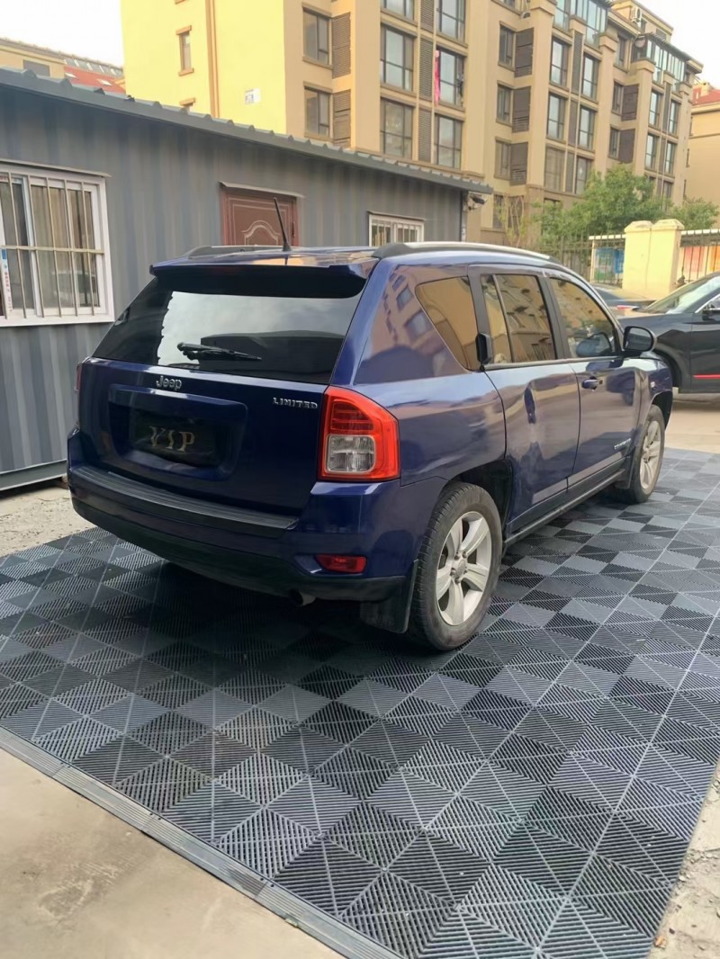 青島11年Jeep指南者4