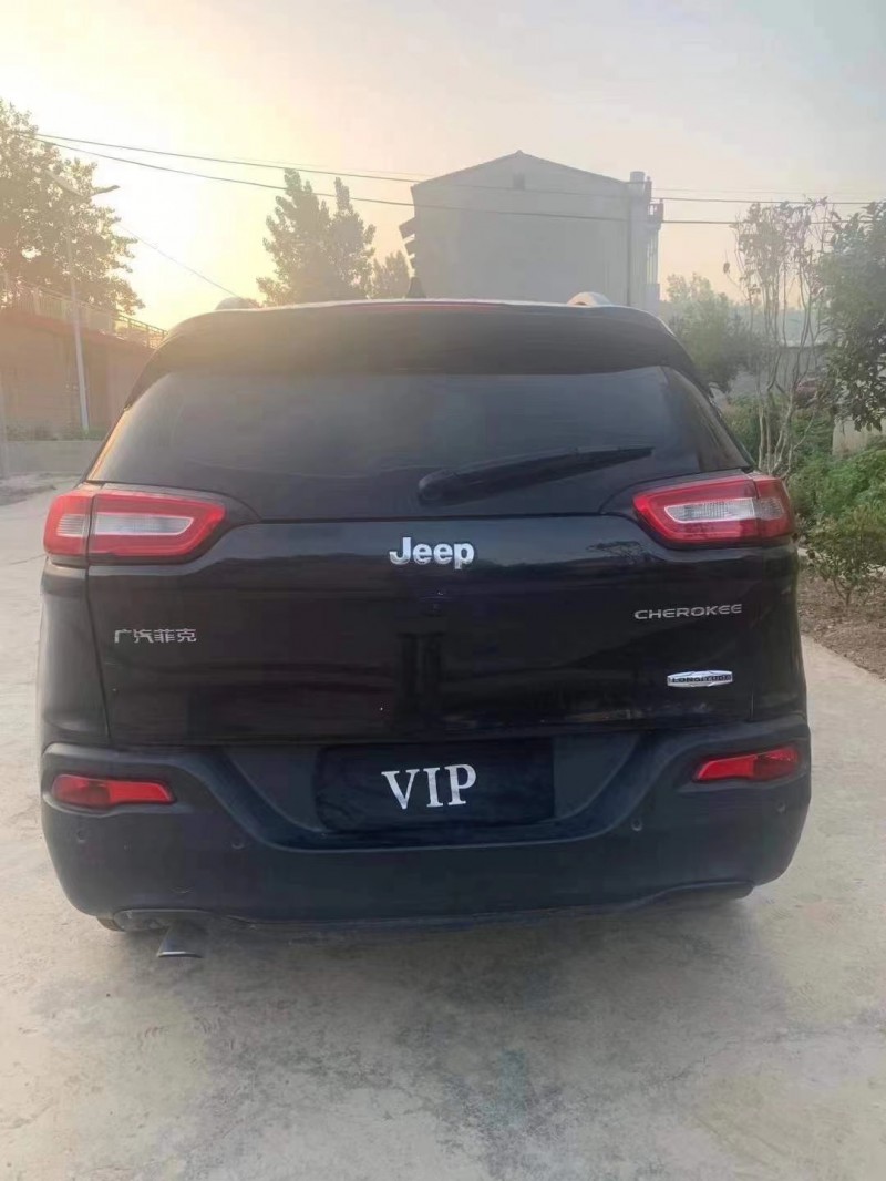 安慶17年Jeep自由光7