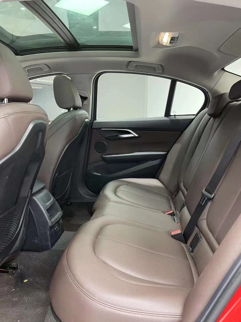 成都19年宝马1系7