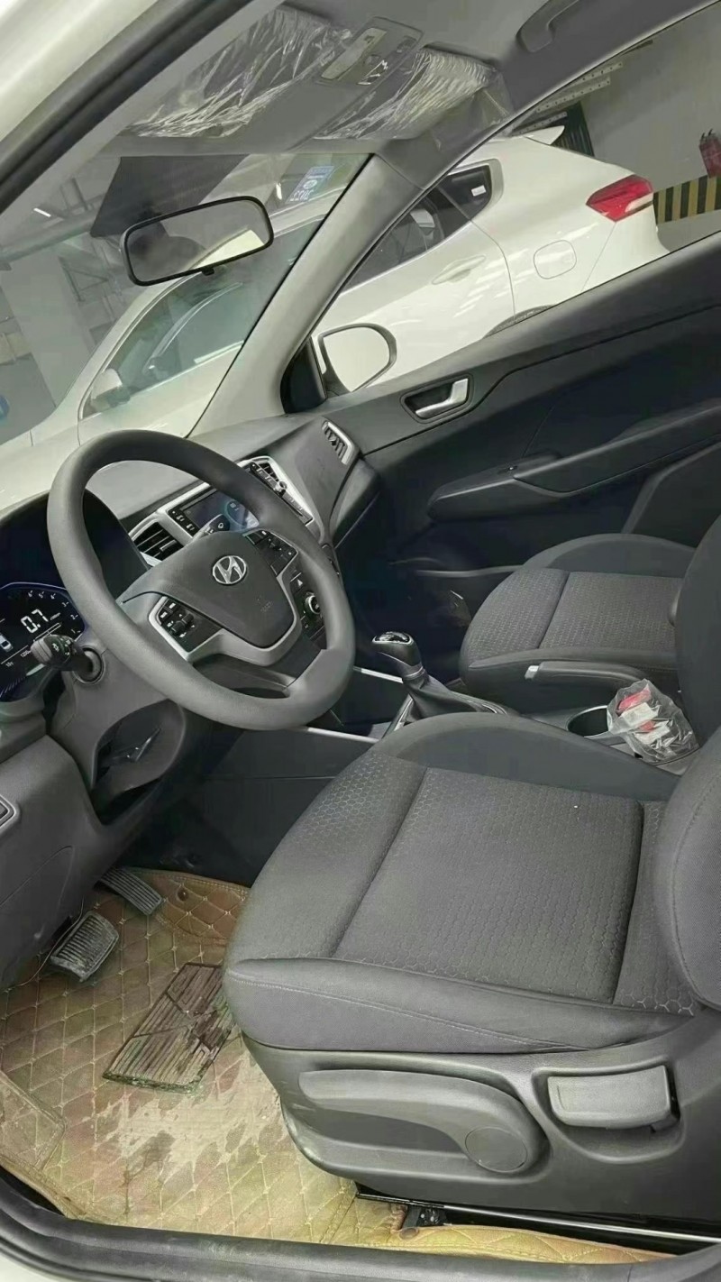 成都20年现代瑞纳4