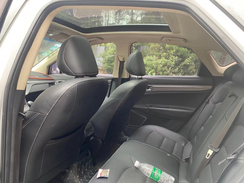 成都17年吉利帝豪GS5