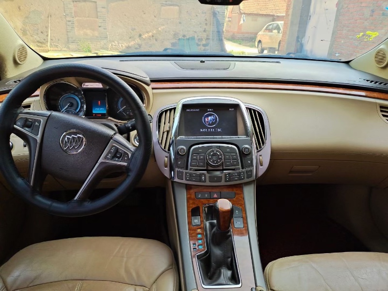 青岛11年别克君越7