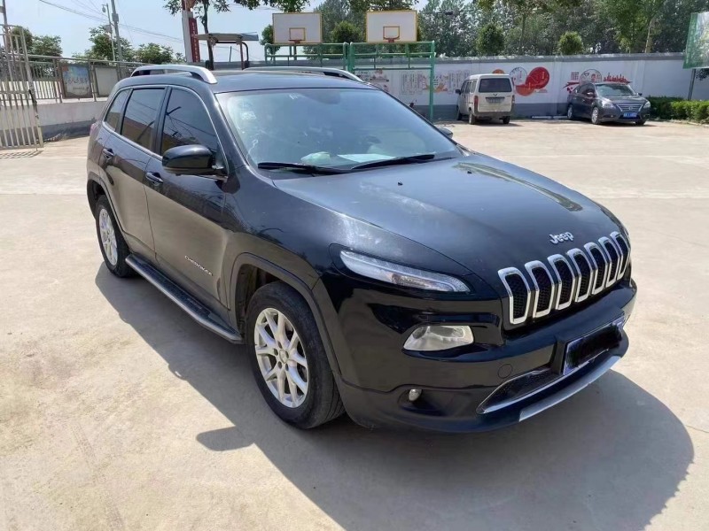 安慶18年Jeep自由光3