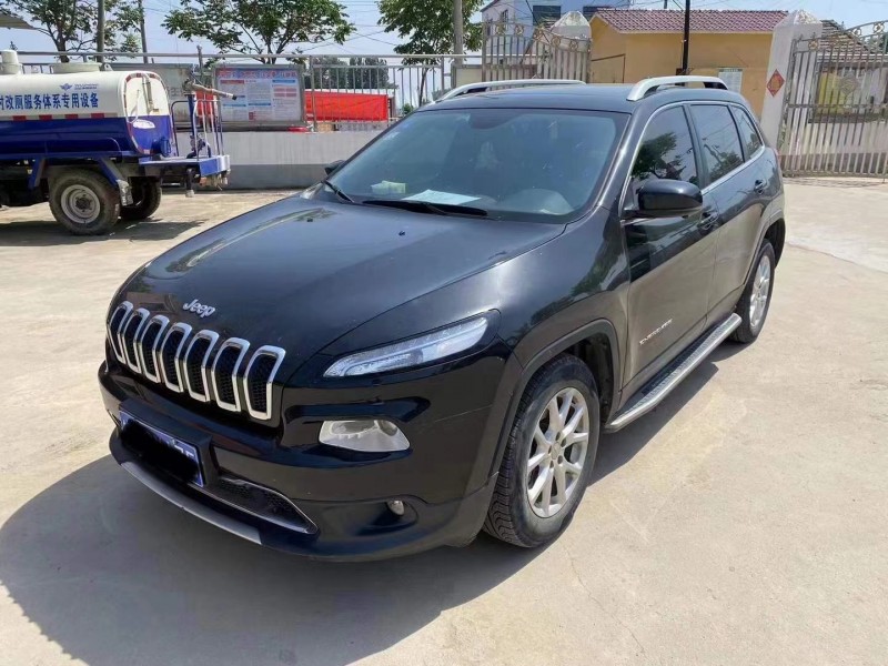安慶18年Jeep自由光2