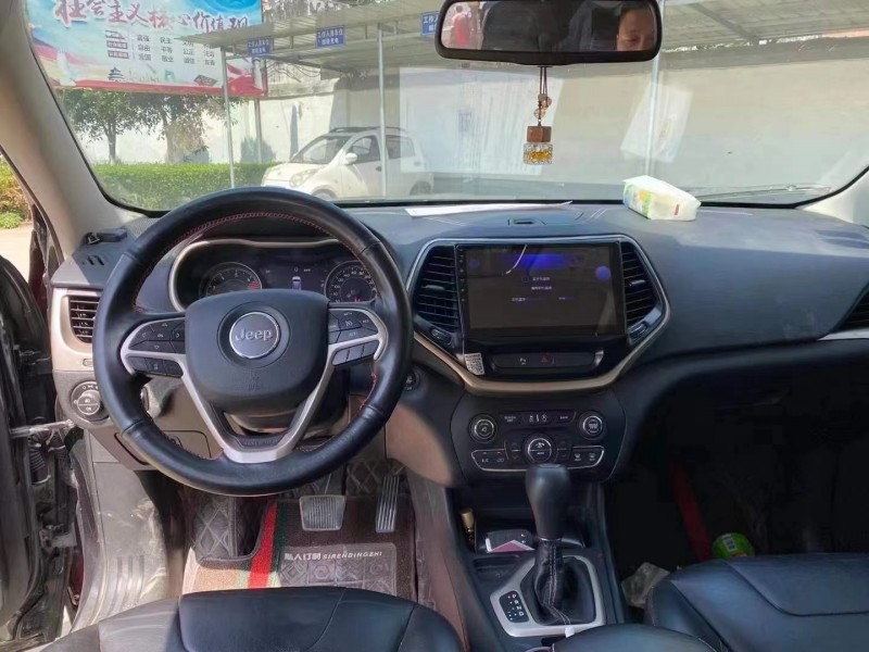 安慶18年Jeep自由光5