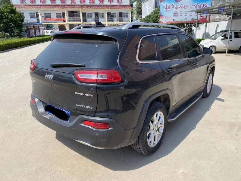 安慶18年Jeep自由光7